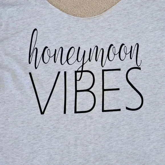 ❤️ Scoop neck T-shirt Light Grey Medium "Honeymoon Vibes" Short Sleeve Tee - Picture 7 of 7